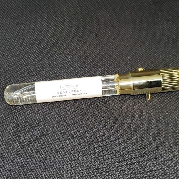 ROOM 1015 YESTERDAY - Picture 4 of 8